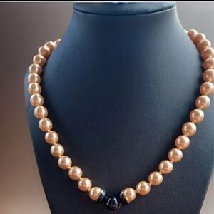 Exquisite Pearl necklace and bracelet.  Purchased in a hotel at Las Vegas Nevada